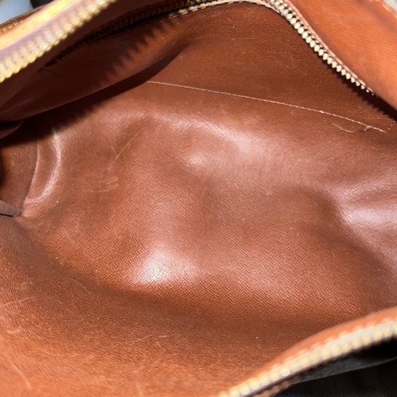 Louis Vuitton Crossbody bag with zipper. Adjustable strap. - Picture 8 of 9